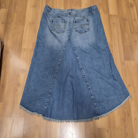 Denim A-Line Skirt with Frayed Hem - Picture 4 of 4